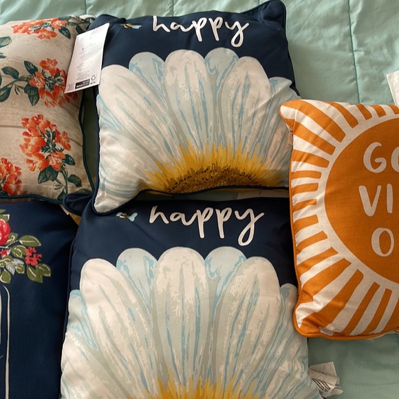 Brand new outdoor pillows - Picture 2 of 6